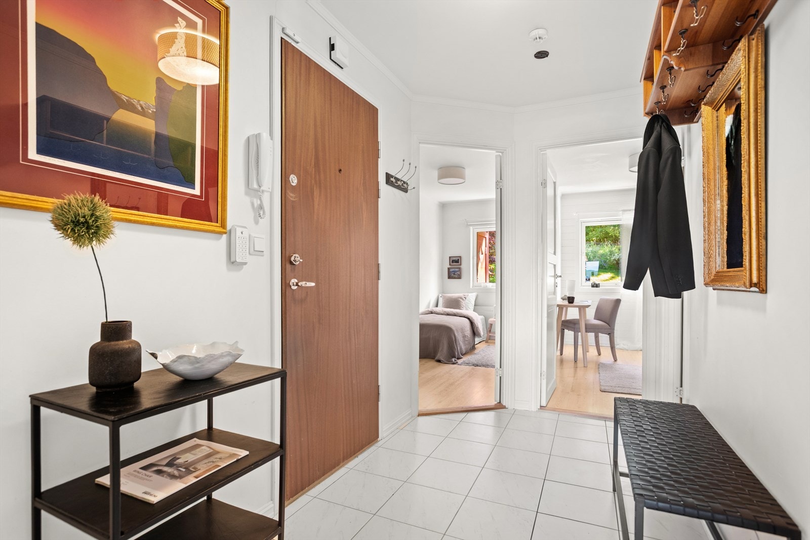 Flislagt entré/gang med plass til oppheng av yttertøy og sko. Galleribilde