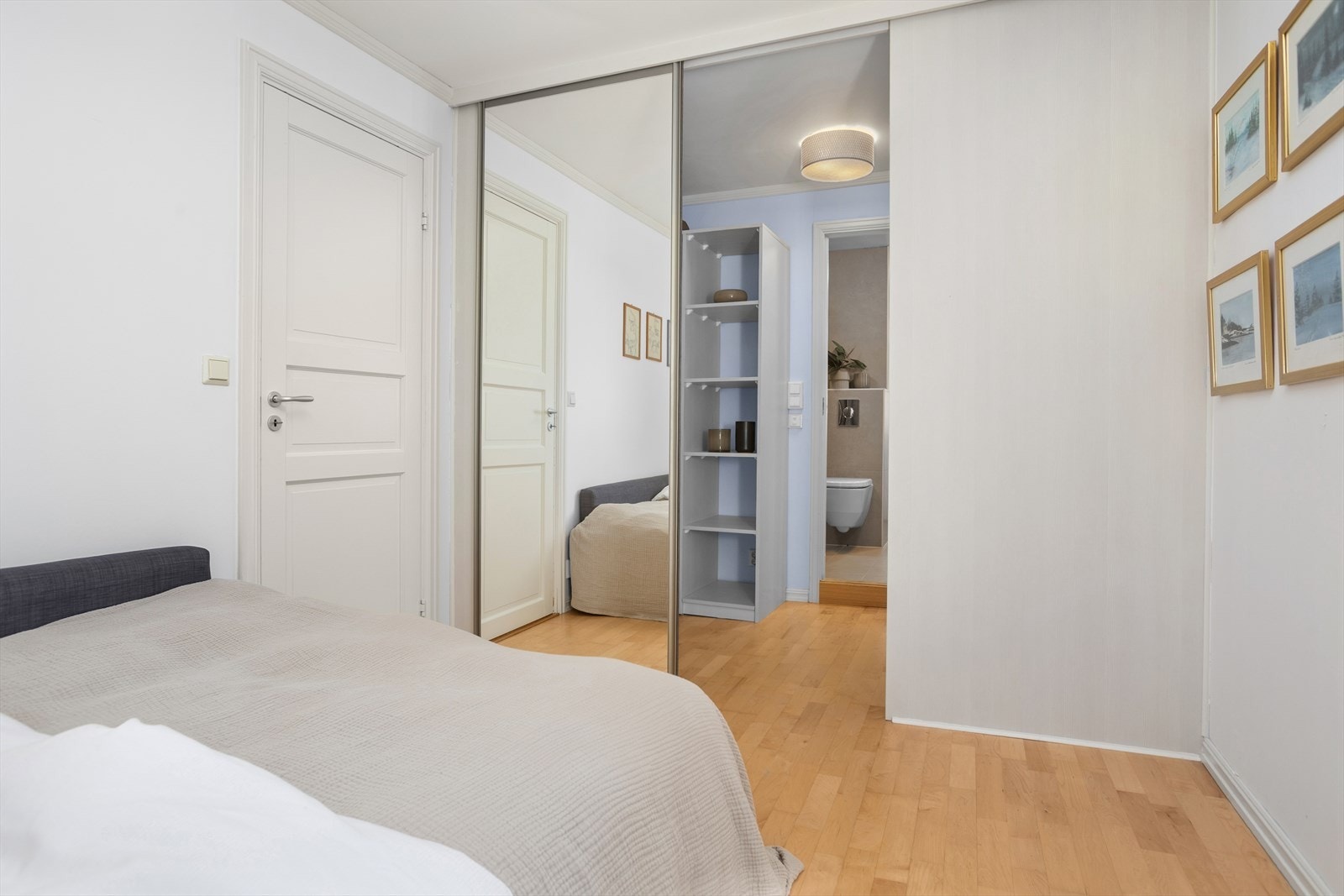 Fra hovedsoverom er det inngang til walk in closet og bad. Galleribilde