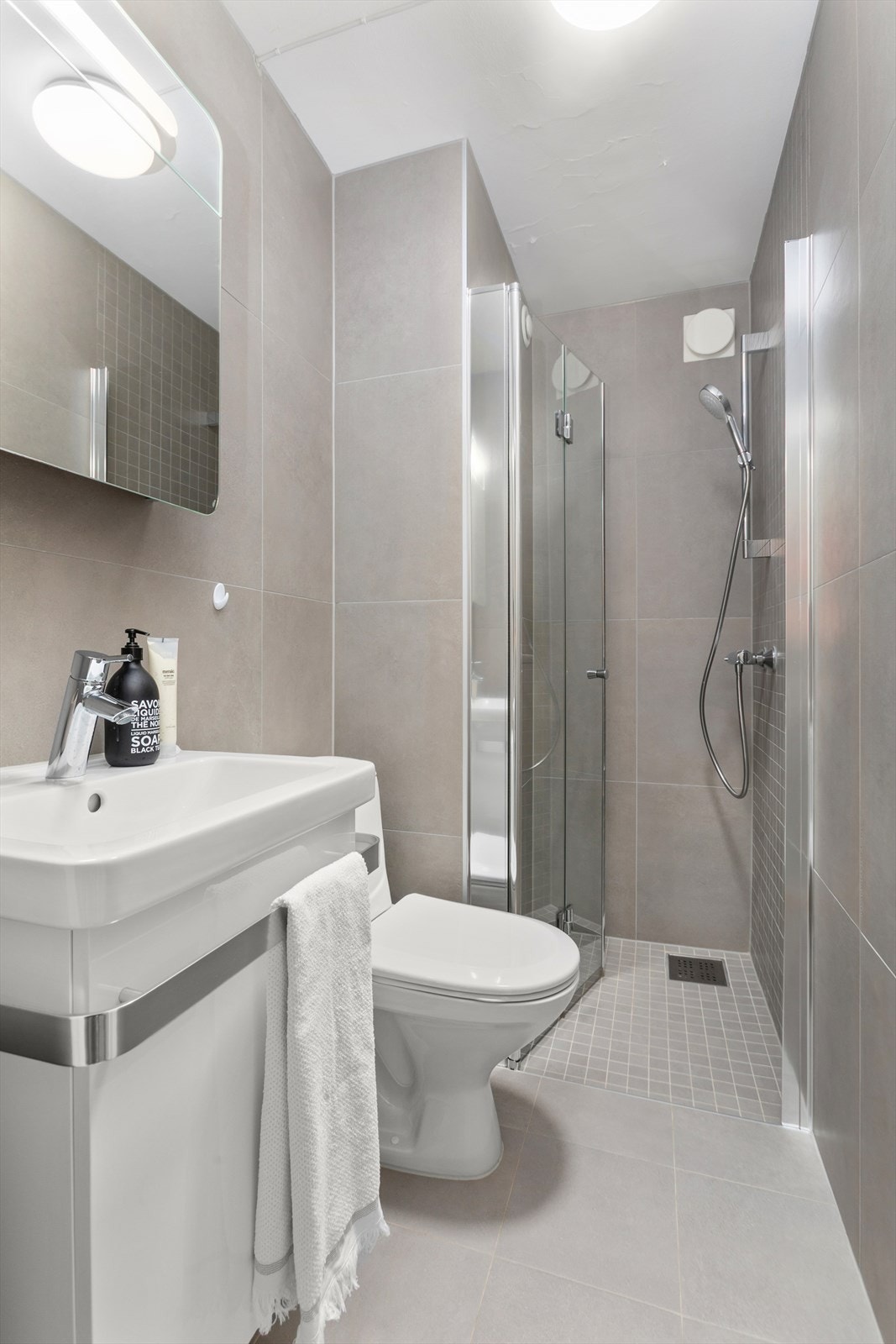 Bad 2 - badet har dusjnisje, wc, servant med underskap og speil. Galleribilde