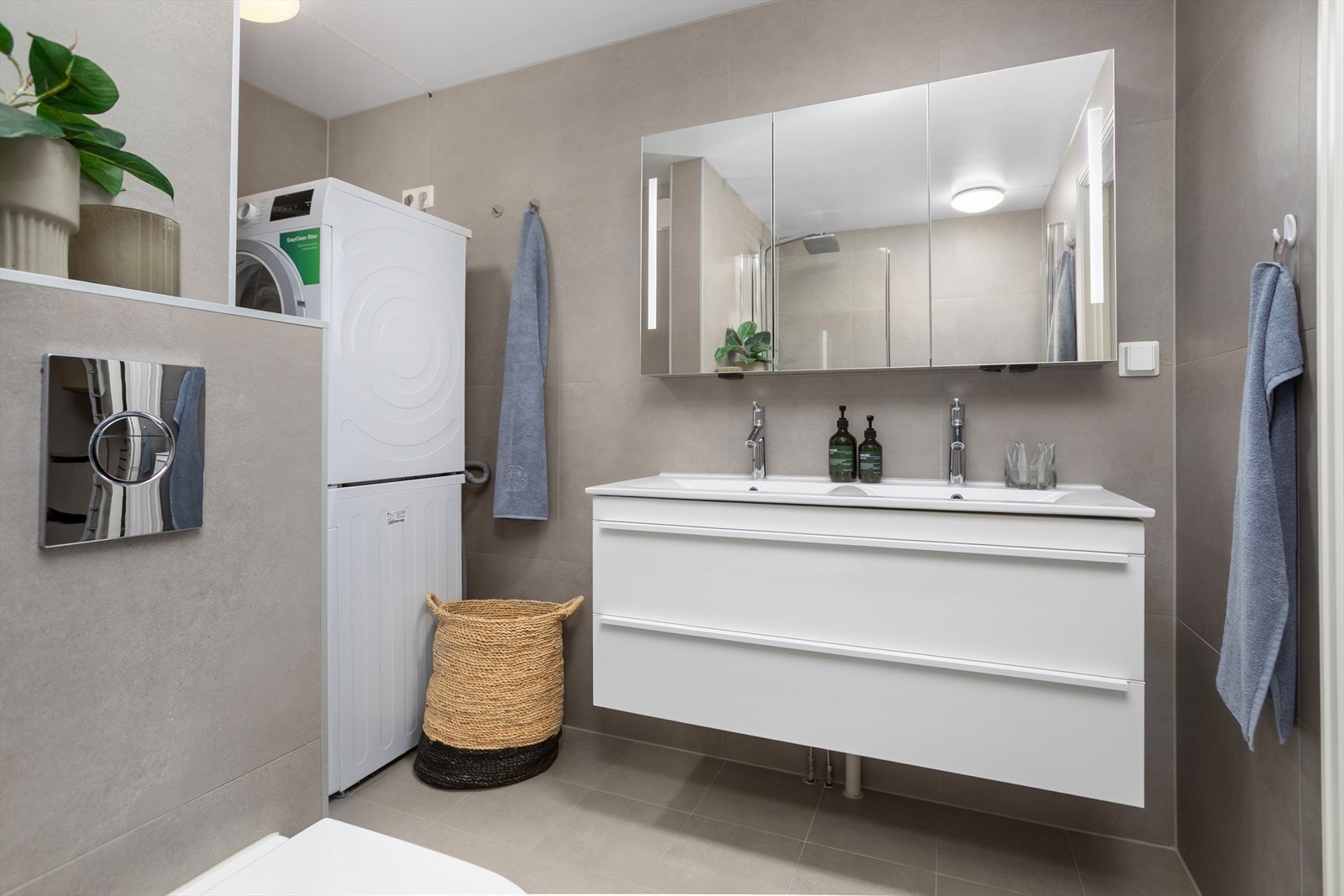 Badet har dobbelservant med skuffer, speilskap, dusjhjørne og wc. Galleribilde