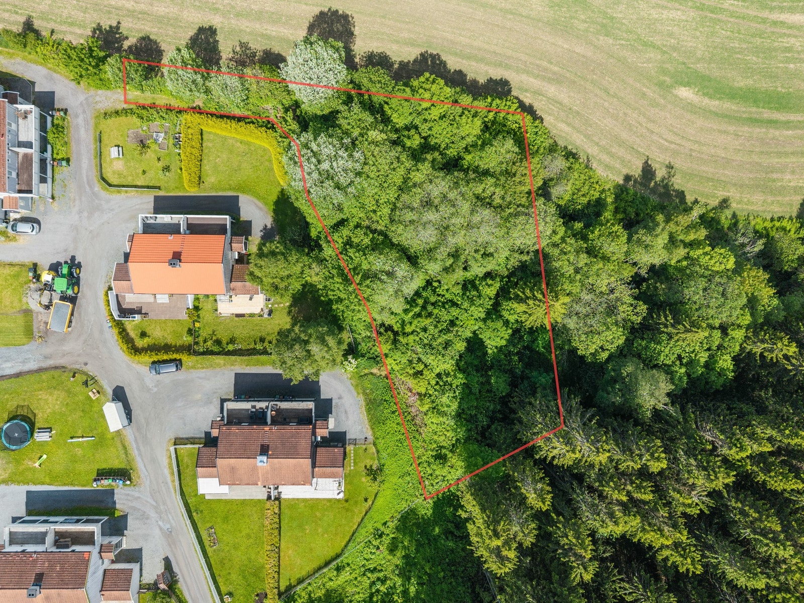 Eiendommen ligger i et godt etablert og barnevennlig område uten gjennomgangstrafikk.
Grensene er ment som en illustrasjon og kan avvike noe. Galleribilde