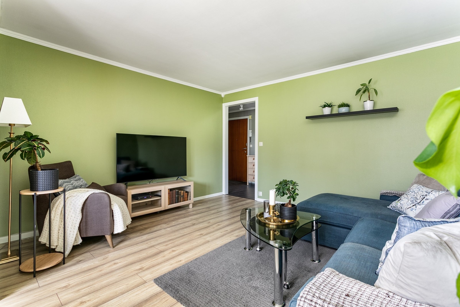 Ny én-stavs laminat er i senere år lagt på gulv i alle rom utenom entreen og badet. Galleribilde