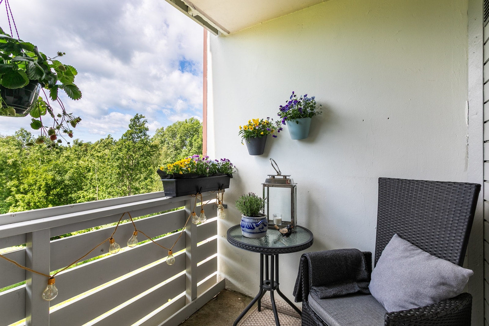 Balkongen er inntrukket og godt skjermet, men får sommerstid likevel sol allerede fra sen formiddag og helt frem til sen kveld. Galleribilde
