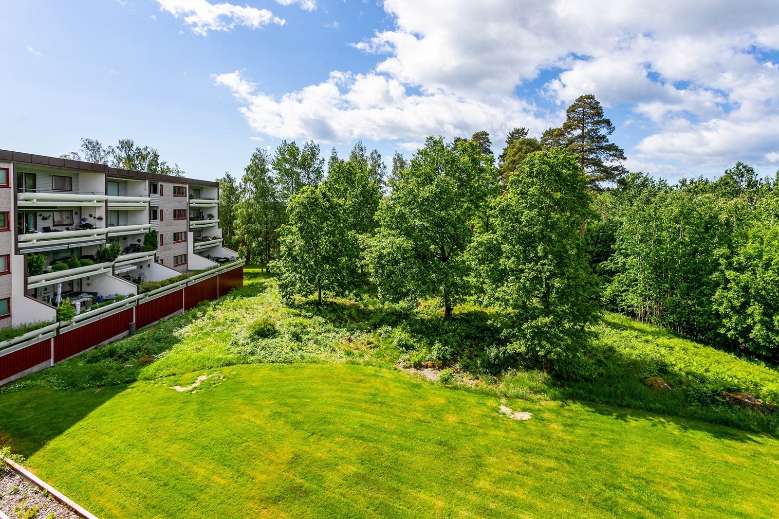 Fra leilighetens intime balkong kan du skue ut over store grøntarealer på borettslagets eget område. Galleribilde