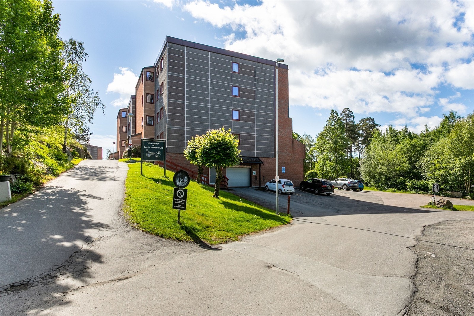 Leiligheten disponerer biloppstillingsplass i garasjeanlegget under bygget som er klargjort for montering av billader. Galleribilde