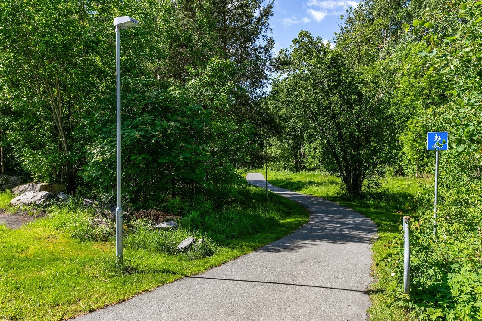 Nettverket av gang- og sykkelveier gjennom nabolaget gjør det praktisk mulig å benytte sykkel i det daglige. Galleribilde