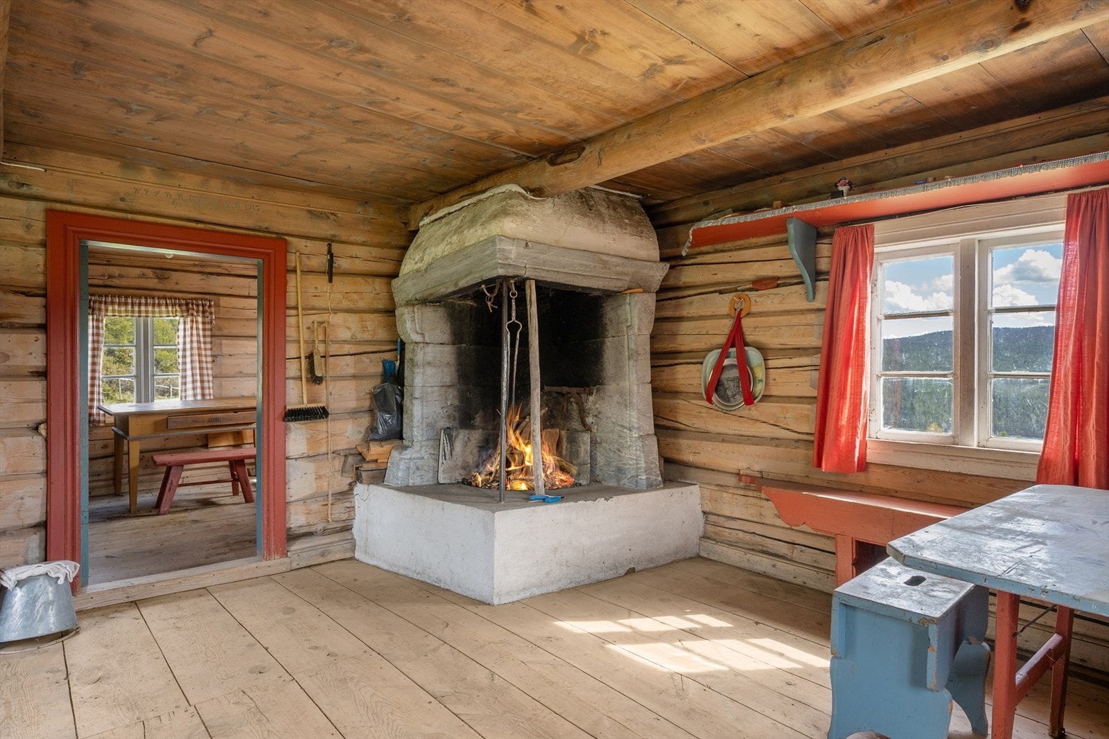 Fra stue og inn mot kjøkken. Galleribilde