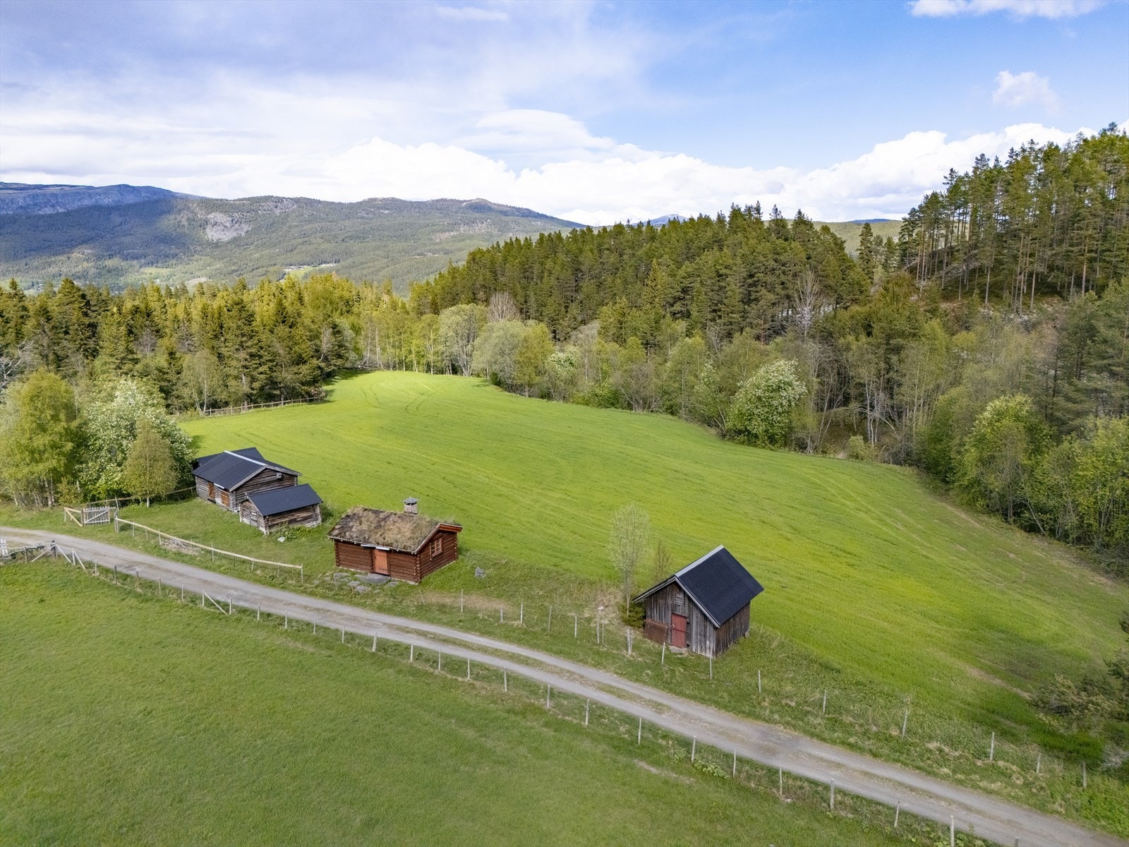 Eiendommen er bebygget med Løe, låve, fjøs, seterstugu og uthus. Galleribilde