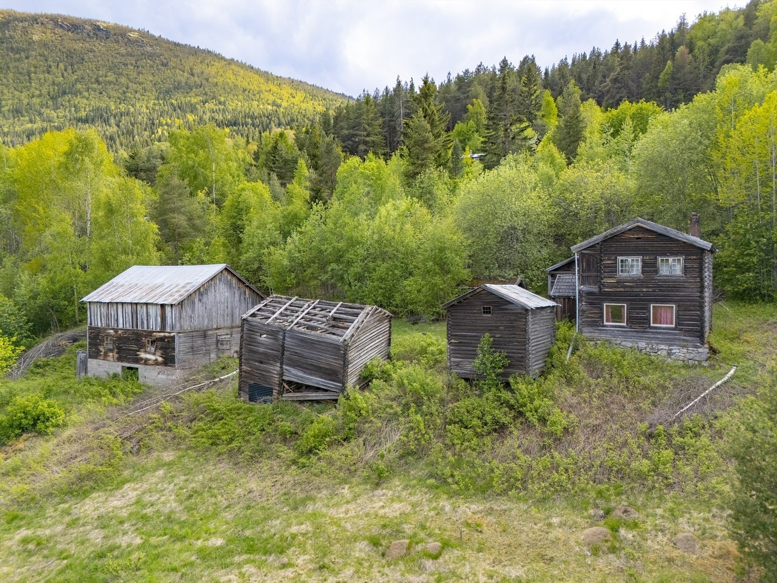 Tunet blir kalt "Kvernhusbakken" og har stått ubebodd i flere år og bygningene bærer preg av dette. Galleribilde