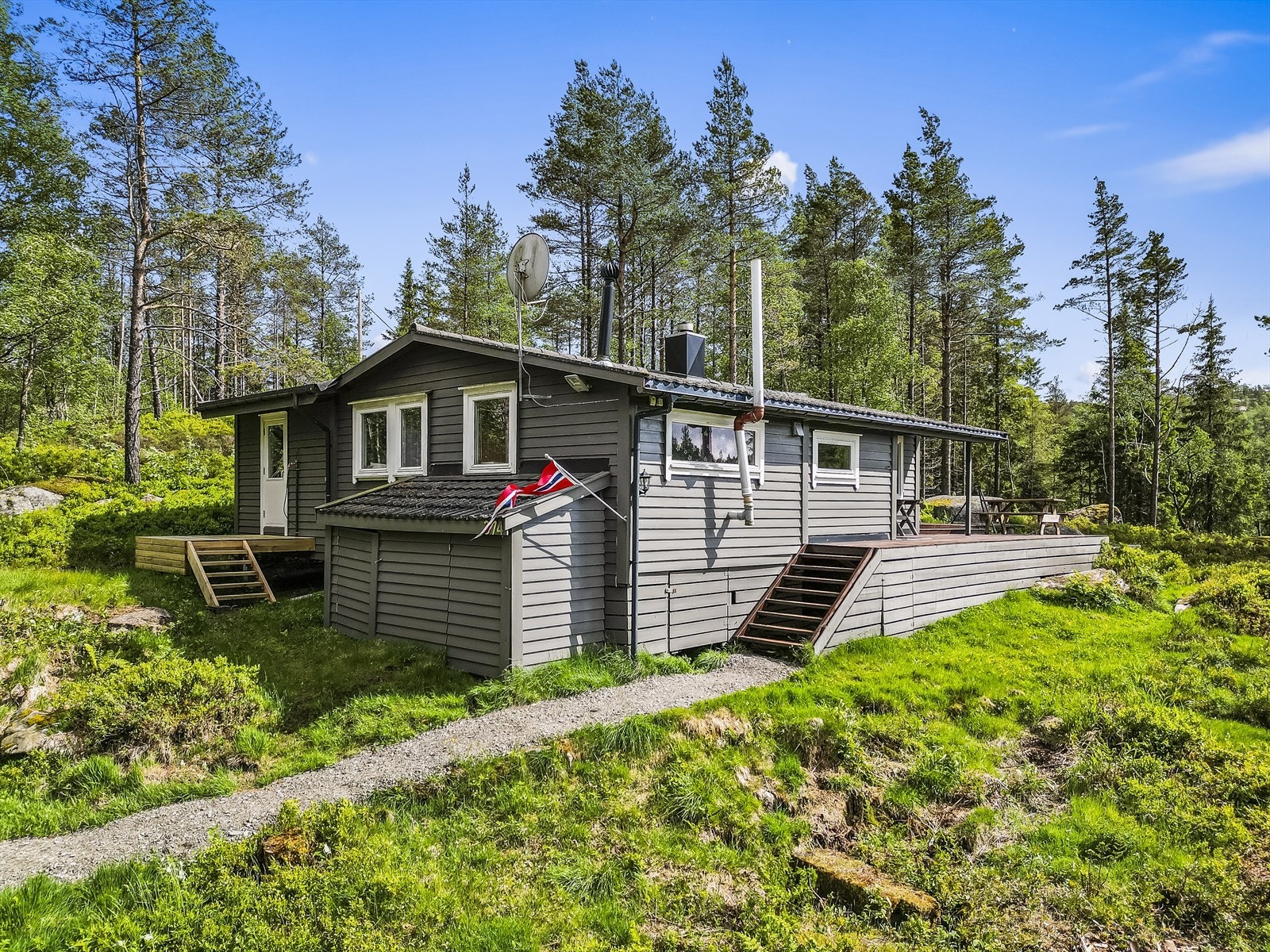 En koselig innlandshytte med gode solforhold og usjenerte omgivelser. Galleribilde