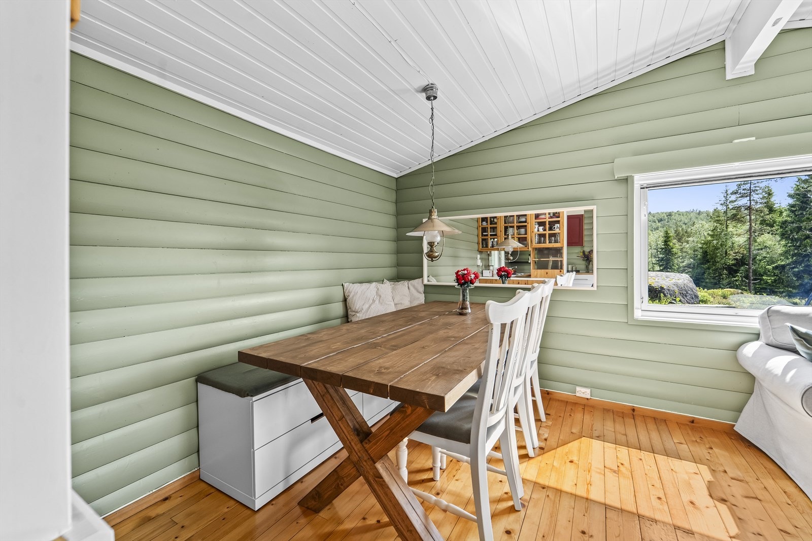 Koselig spisestue med god takhøyde Galleribilde