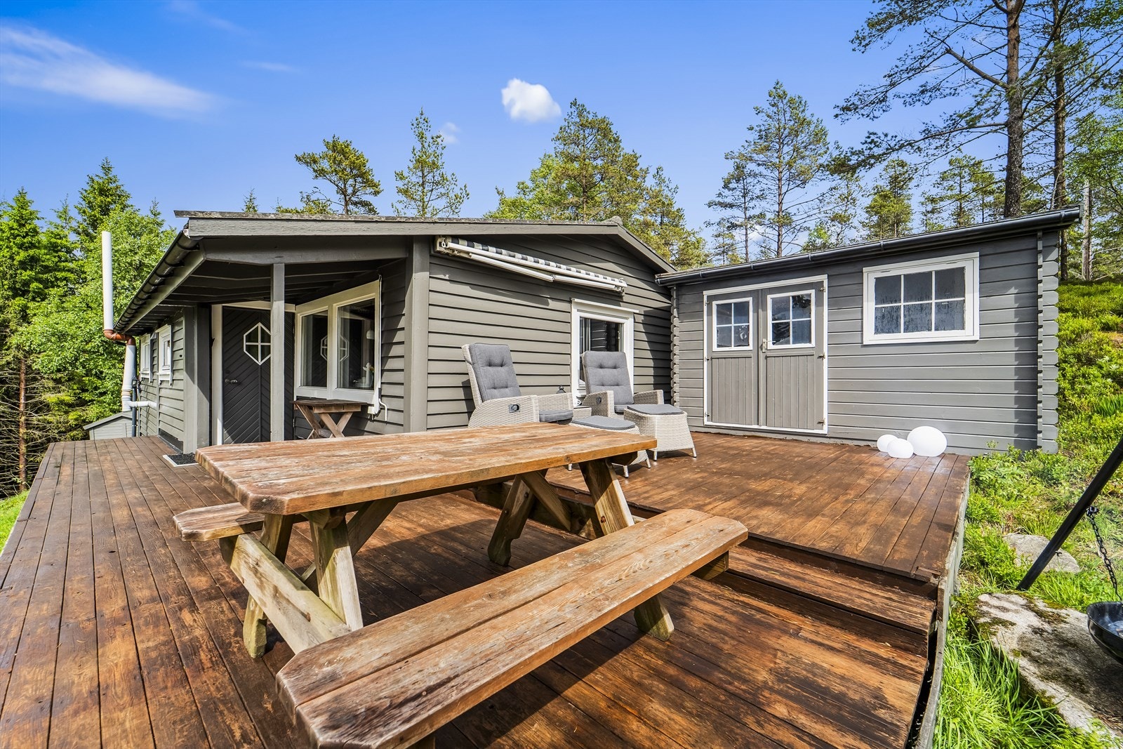 Gode solforhold og god plass til utemøbler. Galleribilde