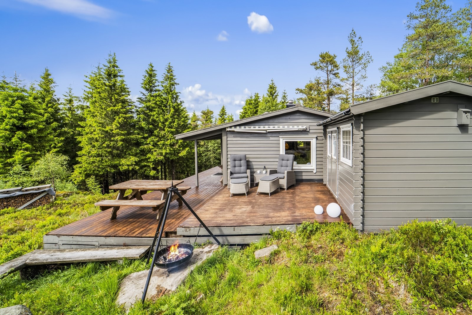 Koselige uteområder med terrasse, utebod/utestue og usjenerte omgivelser. Galleribilde