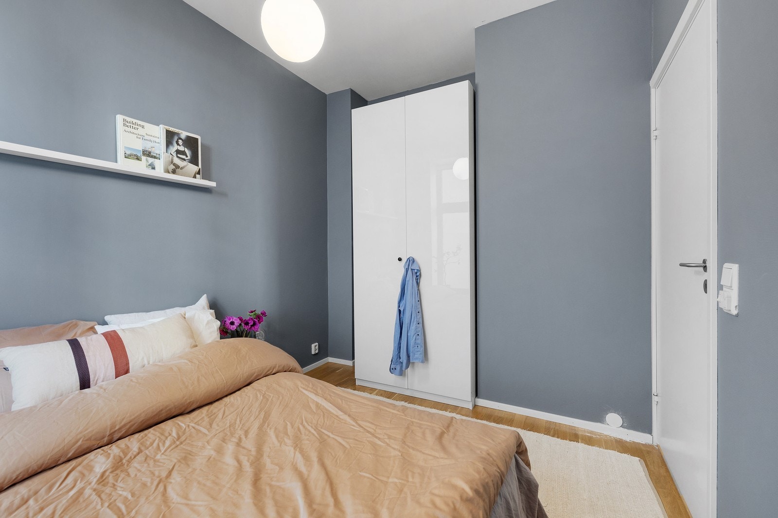 Skapplass på soverom Galleribilde