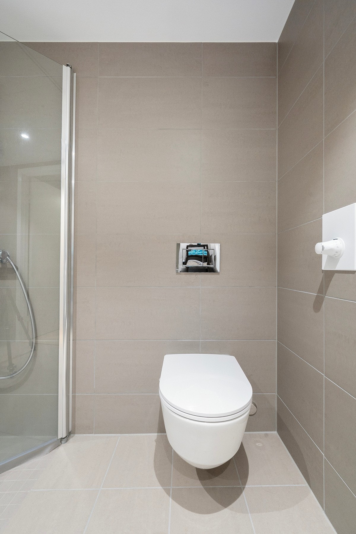 Badet har moderne og tidsriktige farger som gir et pent inntrykk. Galleribilde