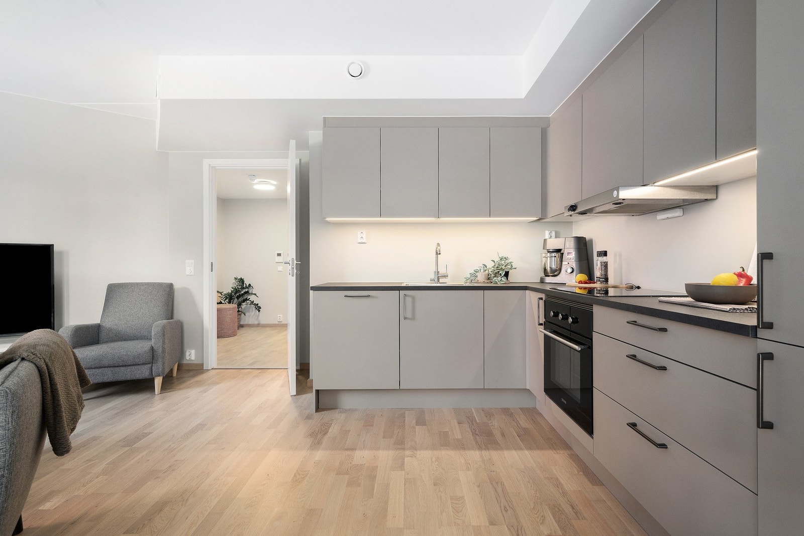 Her er det godt med oppbevaringsplass i skapene. Galleribilde