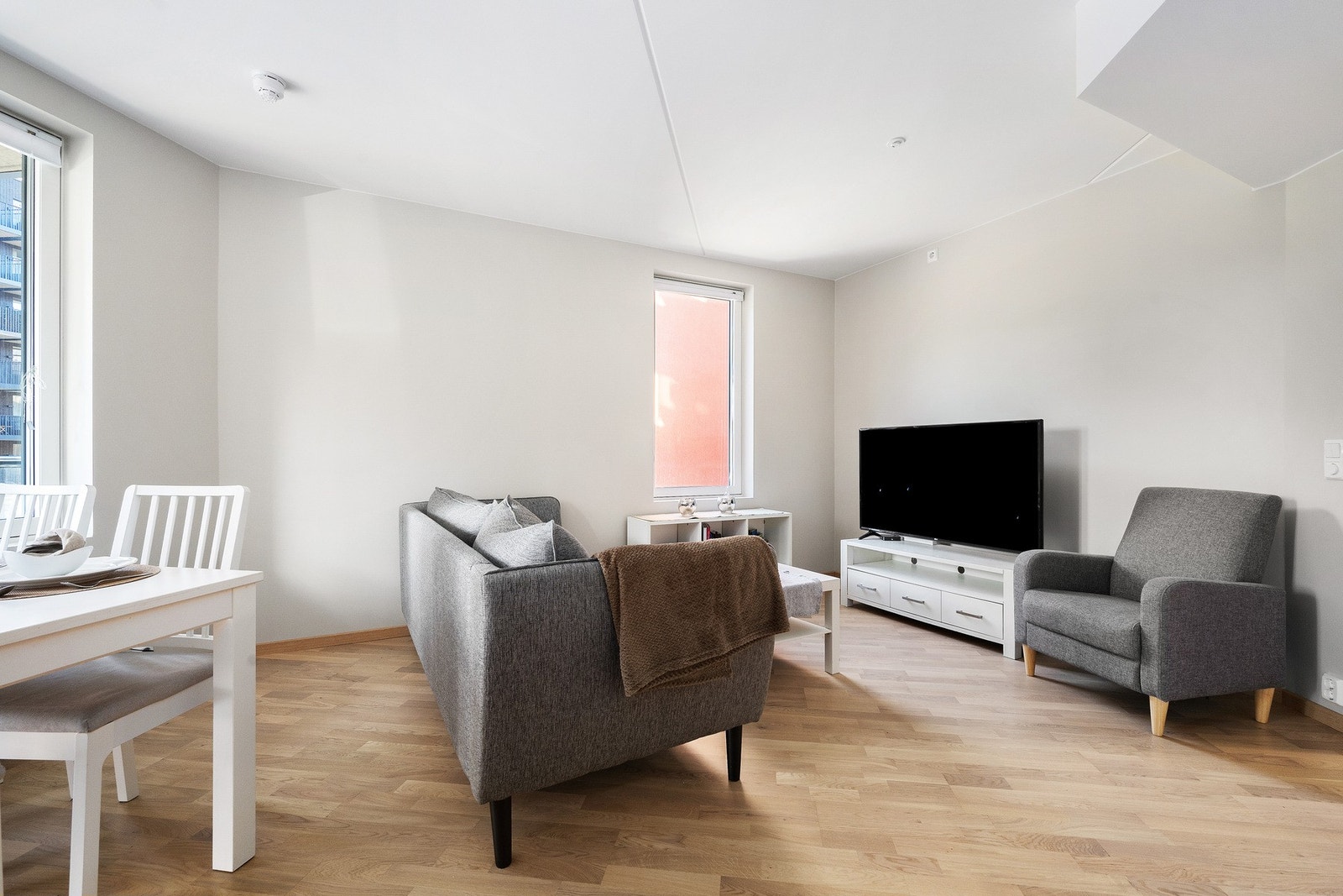 Rommet gir gode muligheter for innredning med sofagruppe og tilhørende møblement. Galleribilde