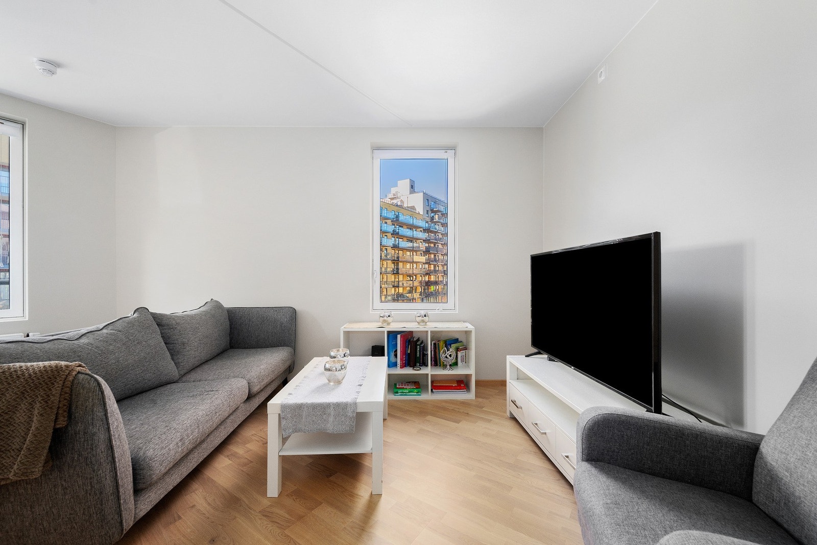 Leiligheten har en pen og romslig stue med god takhøyde. Galleribilde