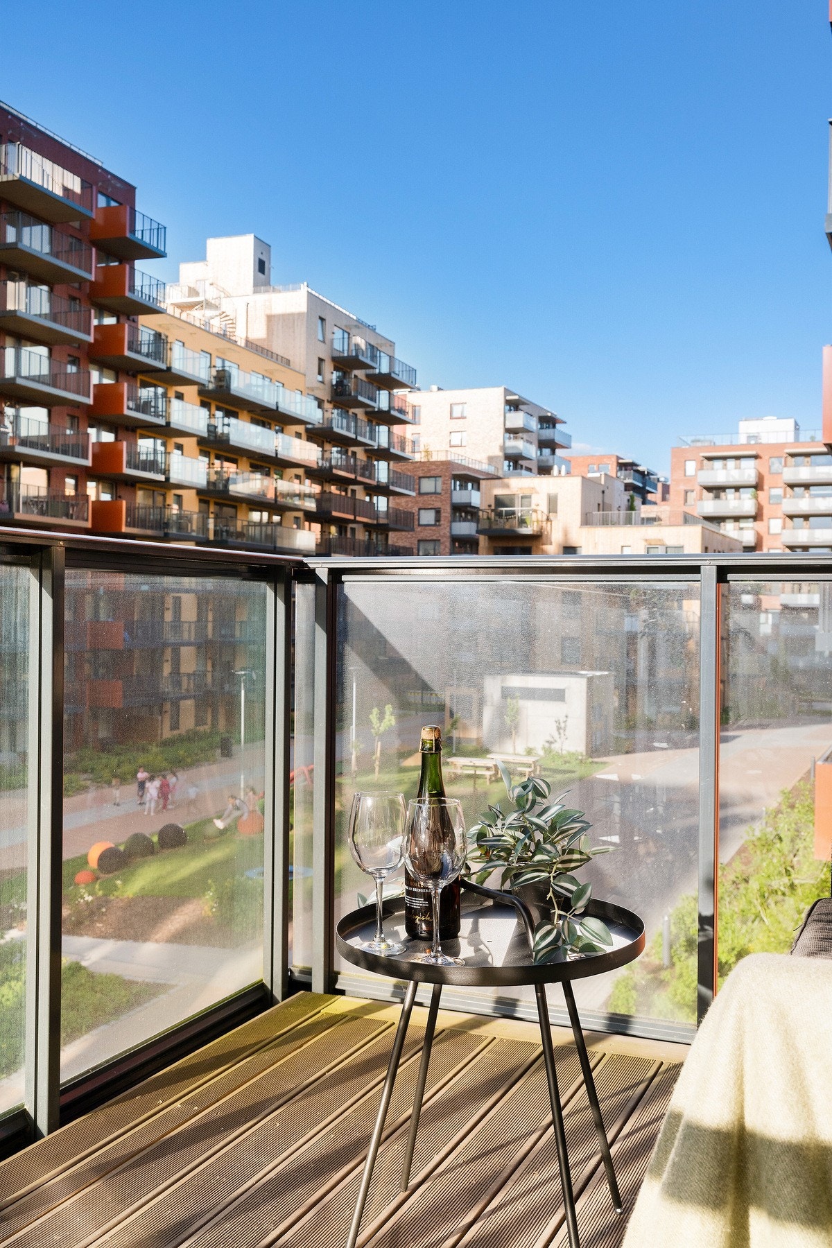 Balkongen er vendt mot rolige omgivelser, og har gode solforhold. Galleribilde