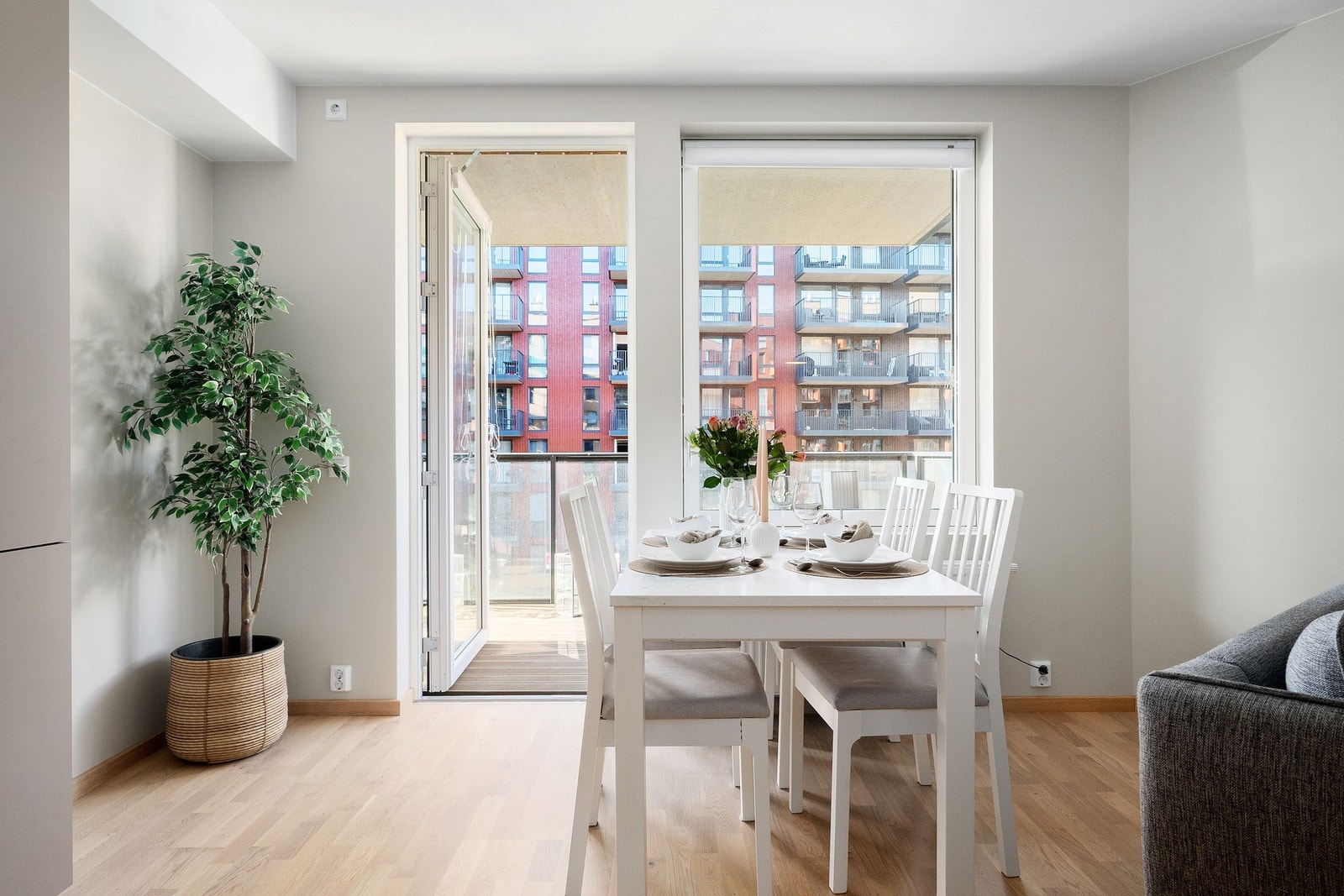 Fra stuen har man tilgang til en sydvestvent balkong på 7m2. Galleribilde