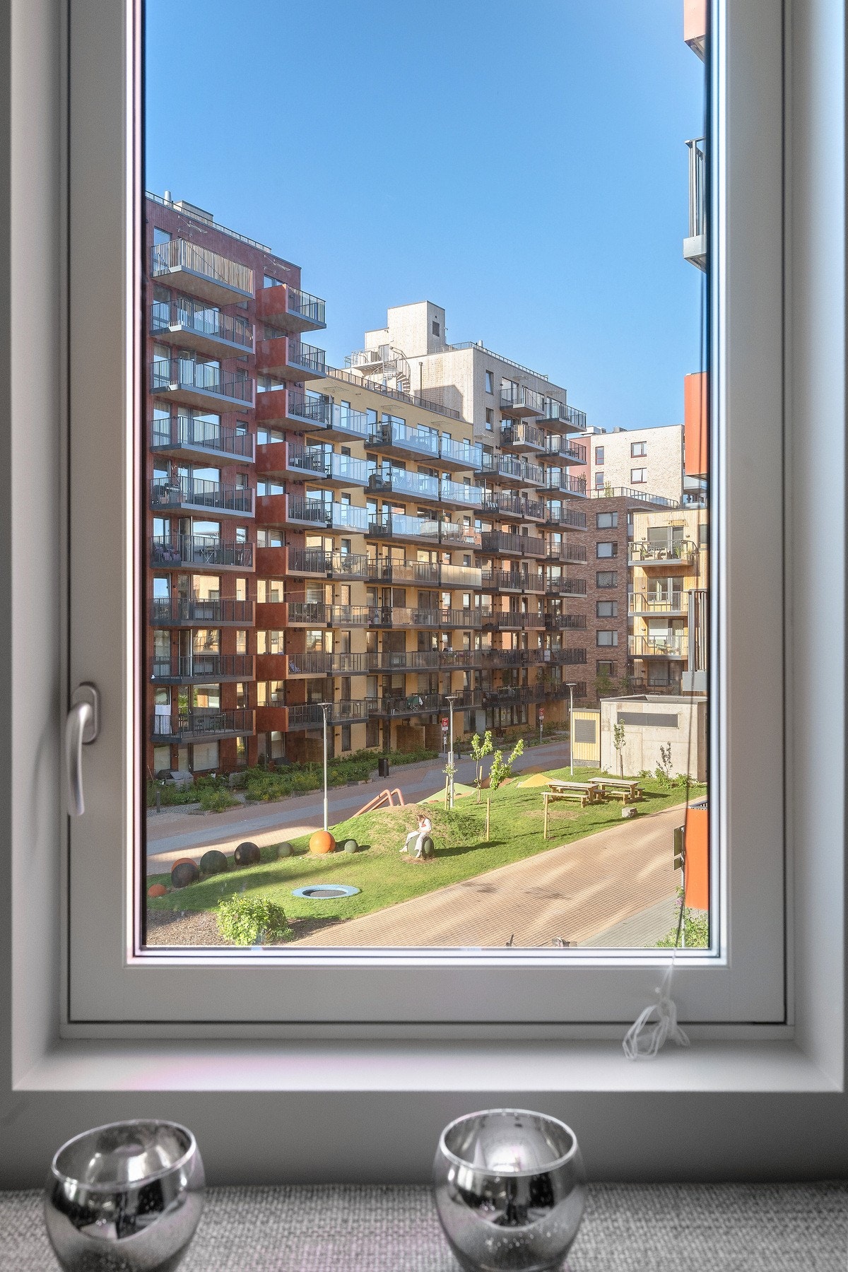 Utsikt fra stuen mot indre gårdstun. Galleribilde