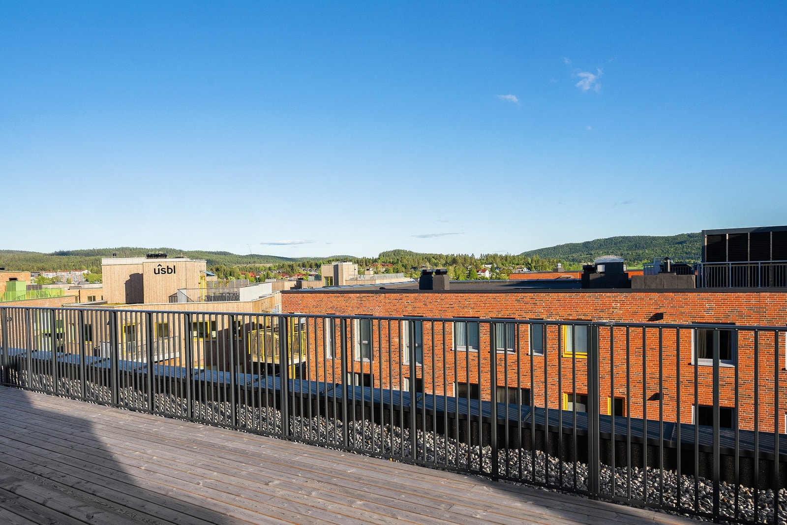 Beboerne i borettslaget har tilgang til en nydelig felles takterrasse med flere sittegrupper. Galleribilde