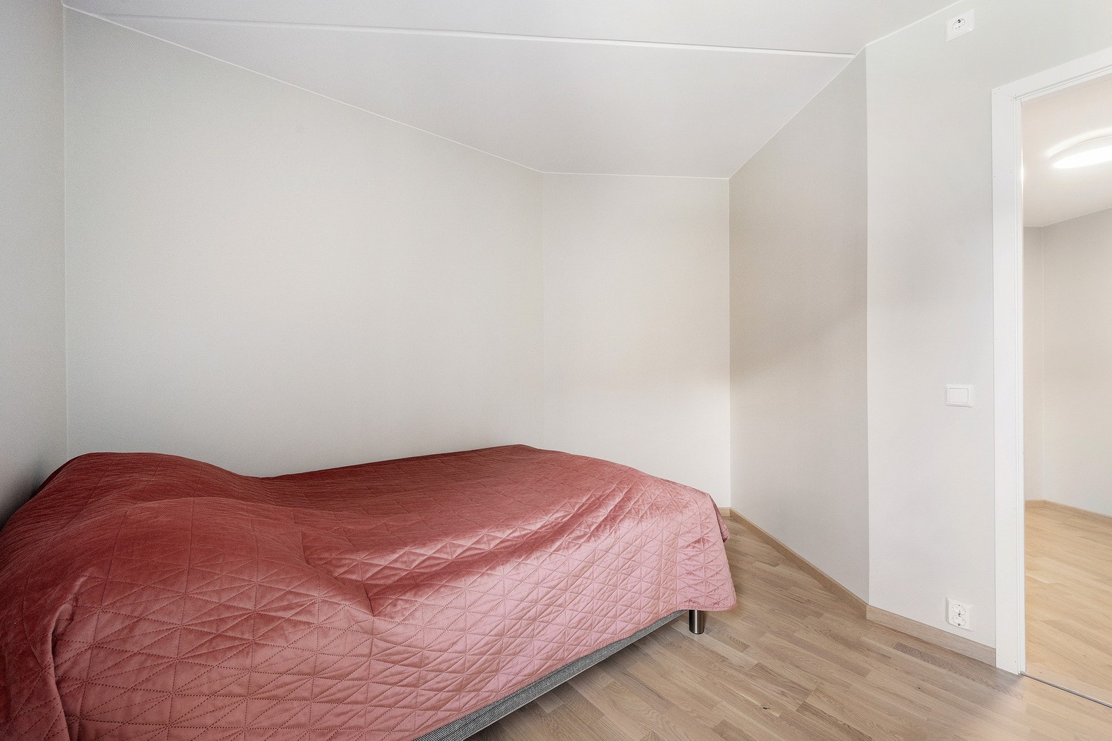 Soverommet har plass til dobbeltseng, nattbord og garderobeskap. Galleribilde