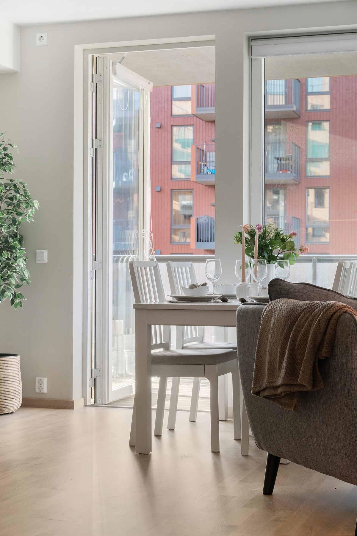 Gode vindusflater sikrer en lys og luftig romfølelse. Galleribilde