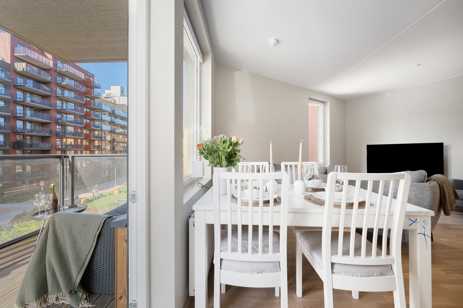 I stuen er det plass til spisebord med stoler. Galleribilde