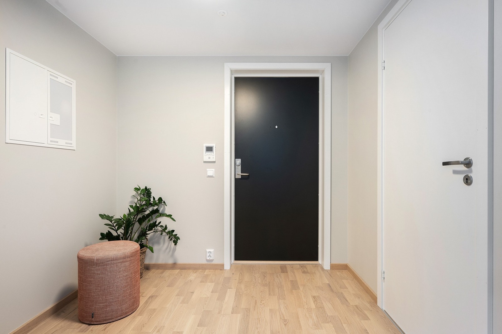 Entréen har god plass til oppbevaring av yttertøy og sko. Galleribilde