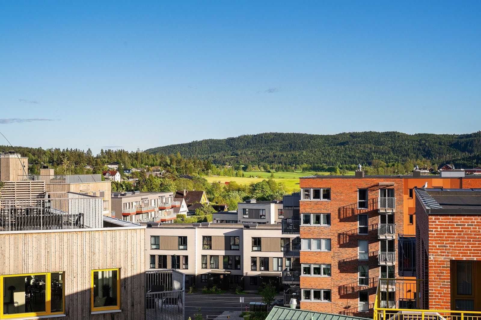 Fra takterrassen har man trivelig utsikt mot grøntarealer. Galleribilde