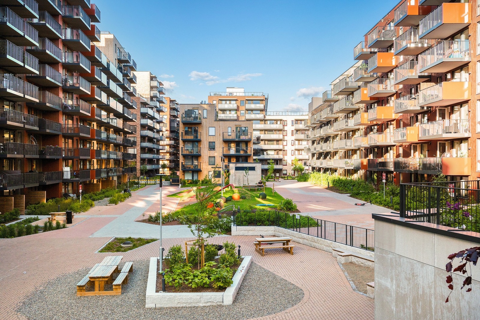 Borettslaget har en pent opparbeidet bakgård med flere sittegrupper, lekestativ og gressplen. Galleribilde