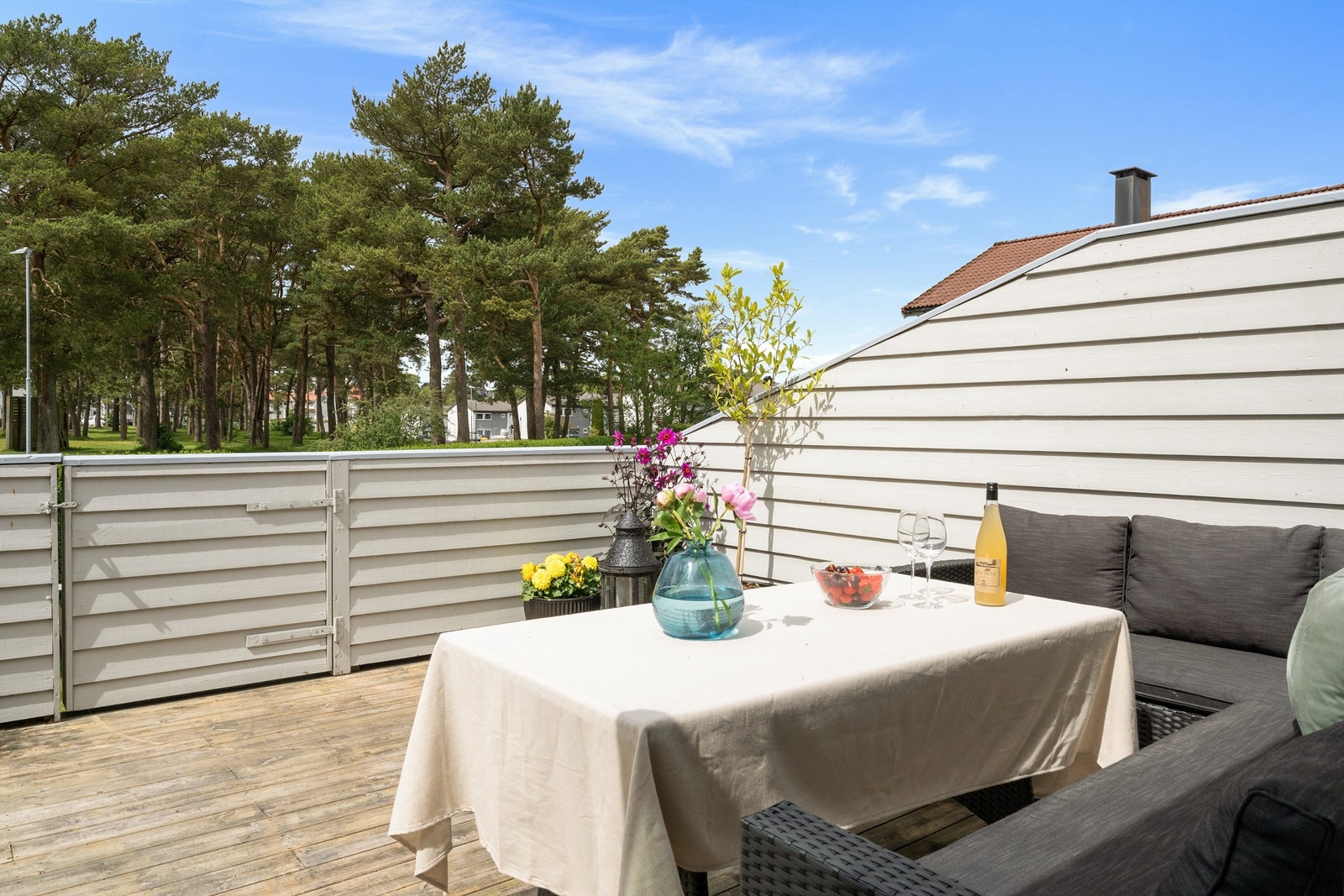 Boligen ligger fint plassert på feltet hvor en har utsyn mot flotte grøntområder fra terrasse. Galleribilde