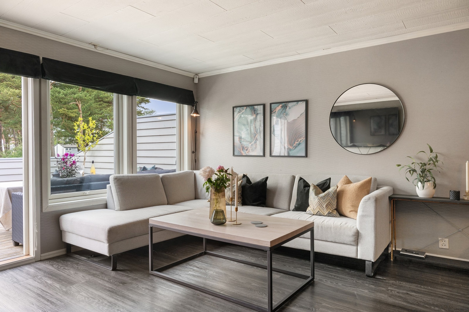 Stue med store vindusflater som slipper inn mye naturlig lys. Galleribilde