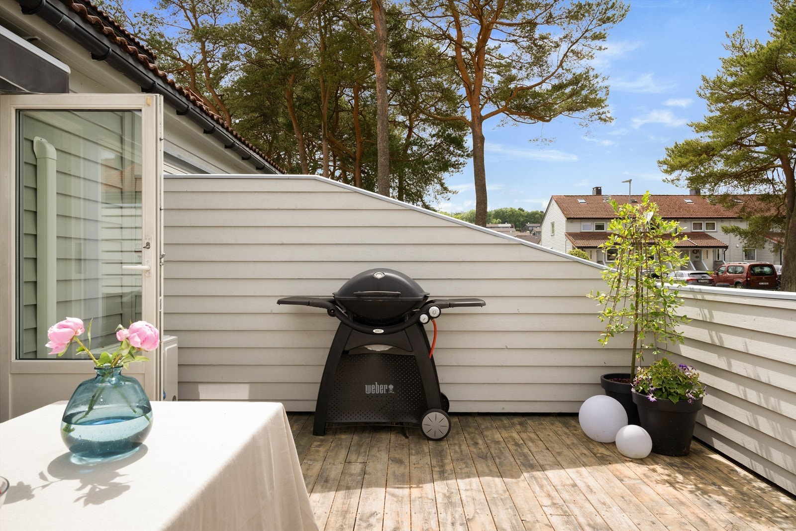 Terrassen vender mot vest som gir den meget gode solforhold. Galleribilde