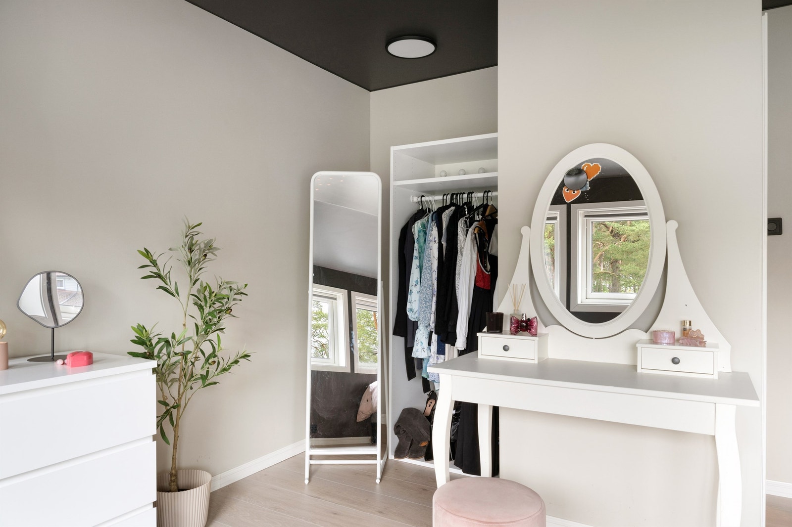 Det er også gode oppbevaringsmuligheter på soverom. Galleribilde