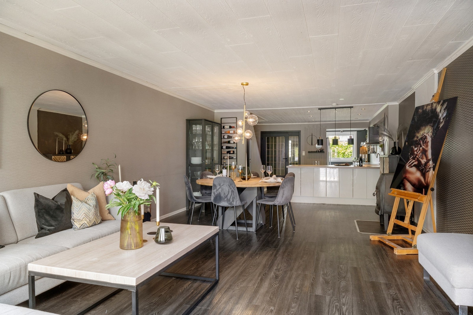 Stuens størrelse gjør at man får plass til både sitte- og spisegruppe. Galleribilde