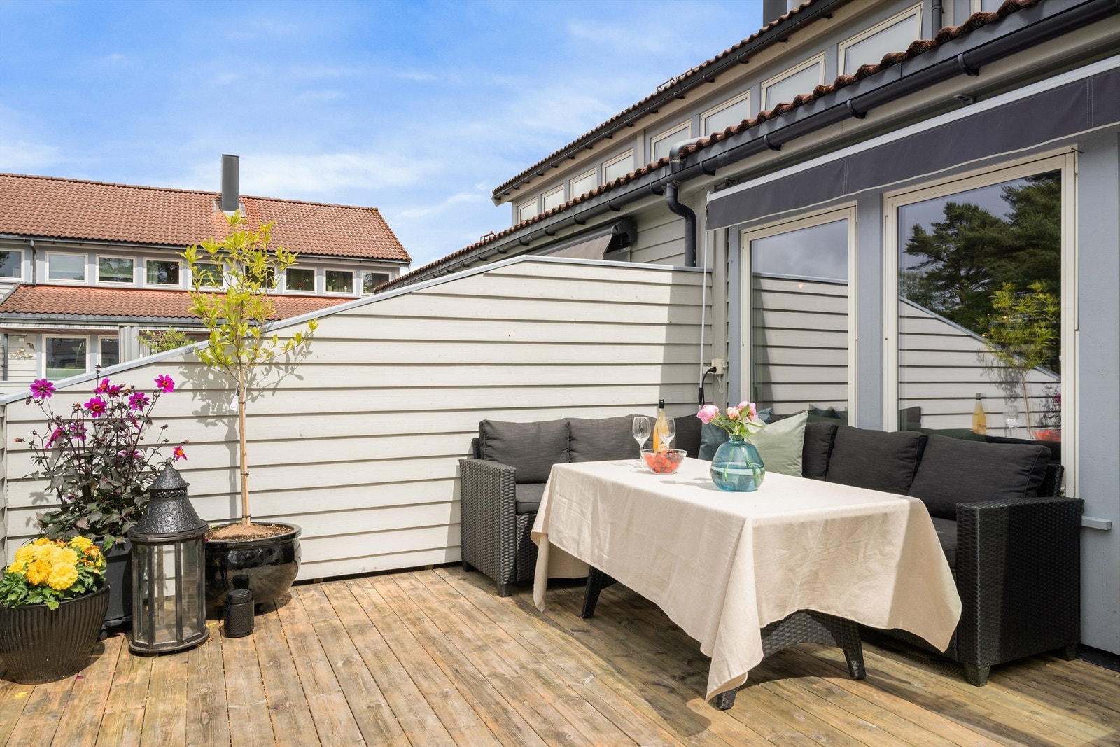 Terrassens størrelse gjør at man har god plass til både sittegruppe og grillhjørne. Galleribilde