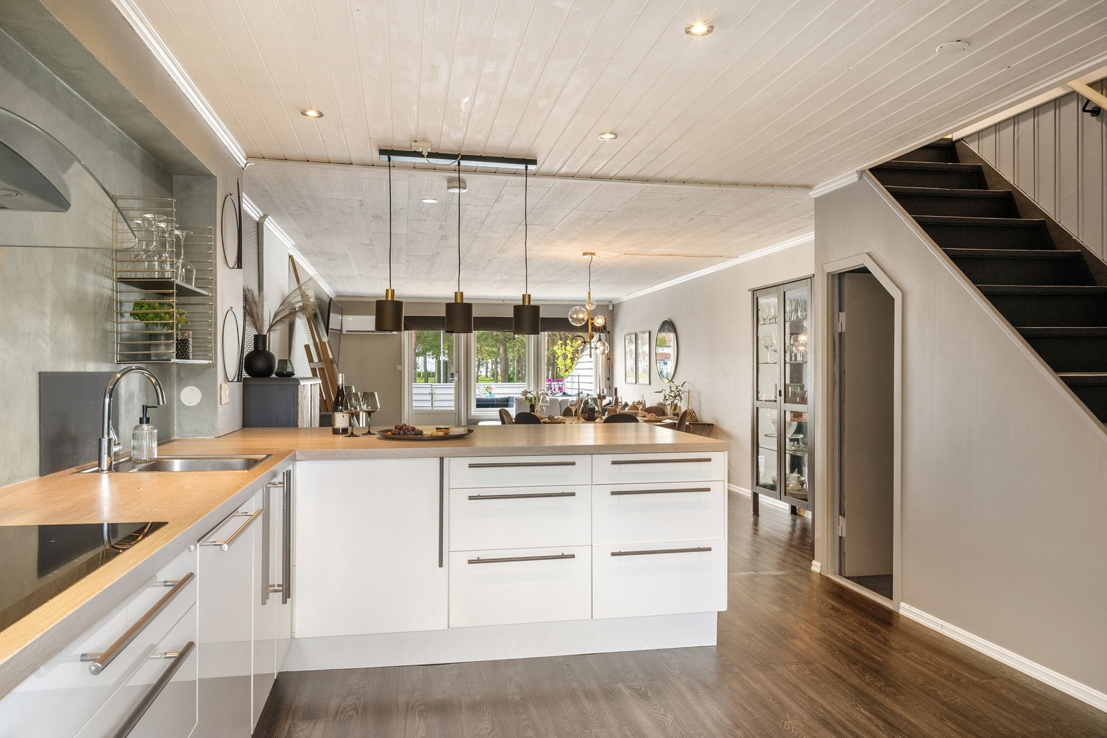 Kjøkkenet har gode benkeflater samt smart spiseløsning på enden mot stue. Galleribilde