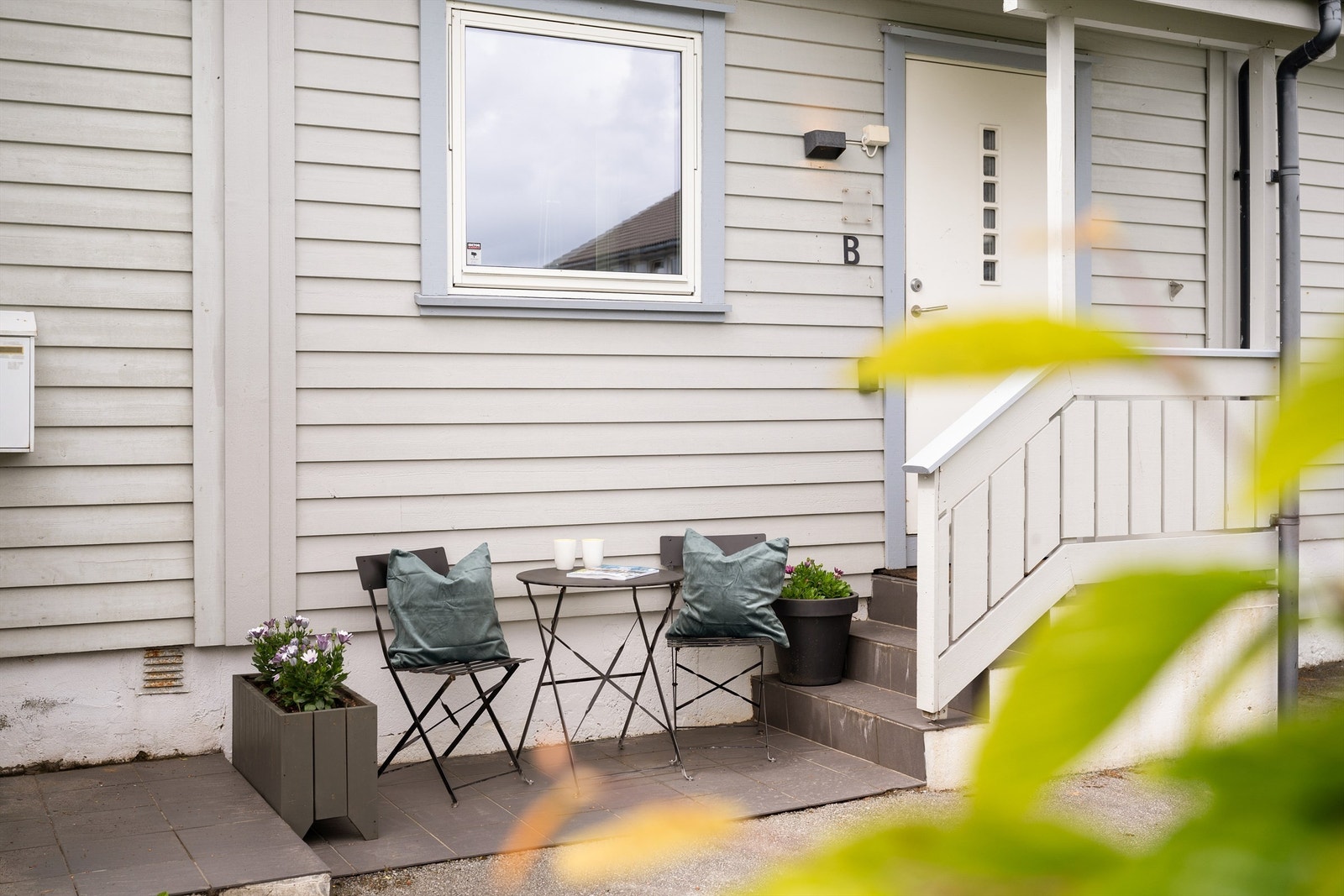 Inngangsparti hvor en kan nyte morgenkaffen. Galleribilde