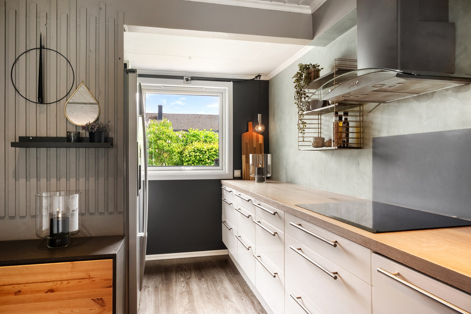 Kjøkken har også stort vindu som slipper inn dagslys. Galleribilde