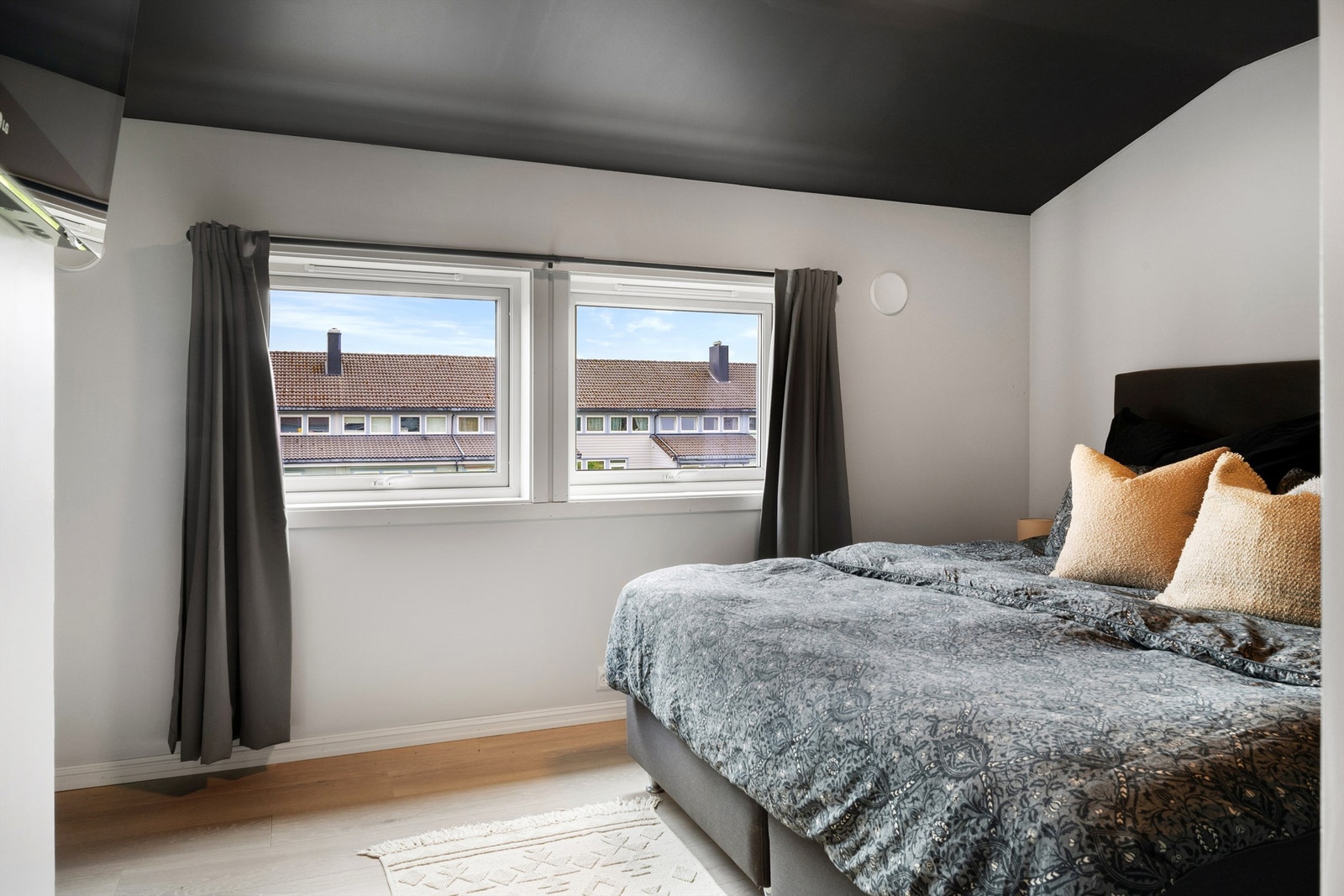 Boligens 2. etg har i dag to store soverom hvor en enkelt kan gjør om til 3 om man ønsker. Galleribilde