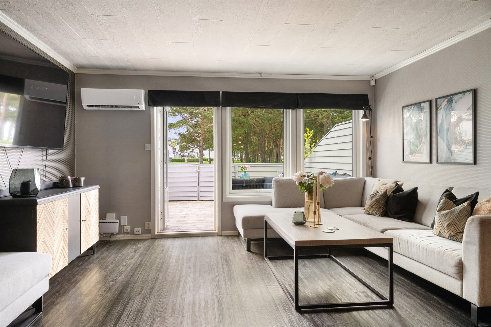 Stue har utgang til romslig terrasse med gode solforhold. Galleribilde