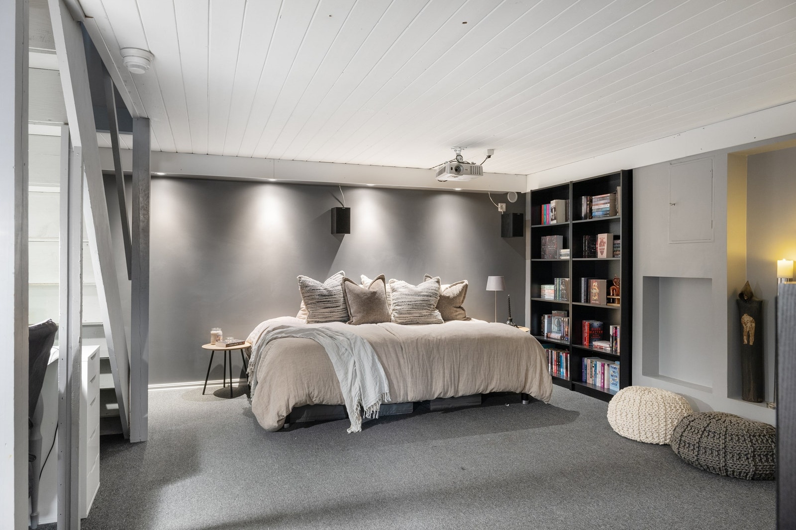 Rom i kjeller innredet som kjellerstue - rommet er ikke omsøkt og godkjent til varig opphold i kommunen. Galleribilde