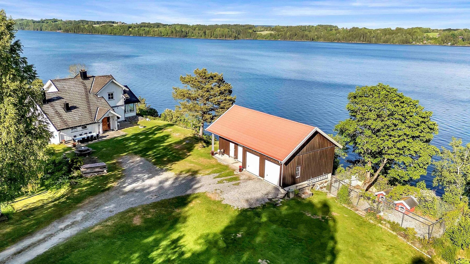 Eiendommen har en stor garasje på 89kvm med god takhøyde. Plass for biler, båter, lagring og verksted Galleribilde