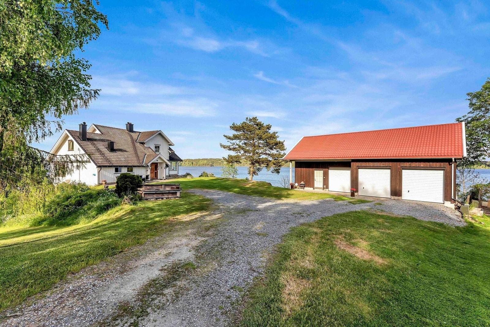 Romslig gårdsplass med god plass for flere biler Galleribilde