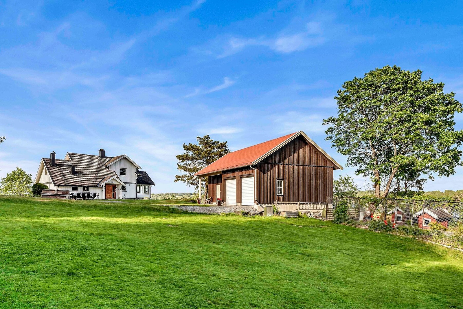 Pent opparbeidet tomt med større plenareal og beplantning. Større hundegård på tomten Galleribilde