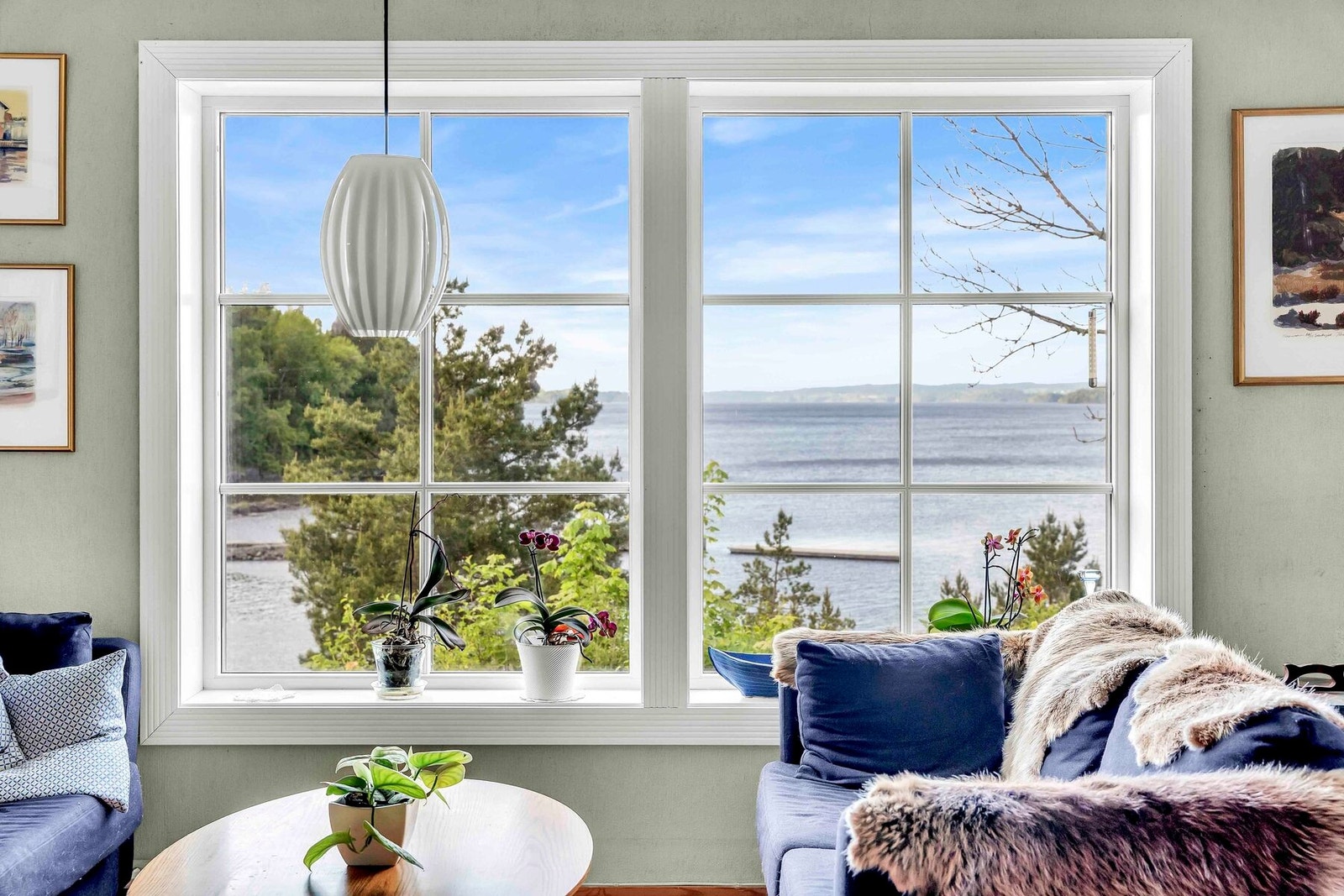 Store vindusflater med rikelig naturlig lys og flott sjøutsikt Galleribilde