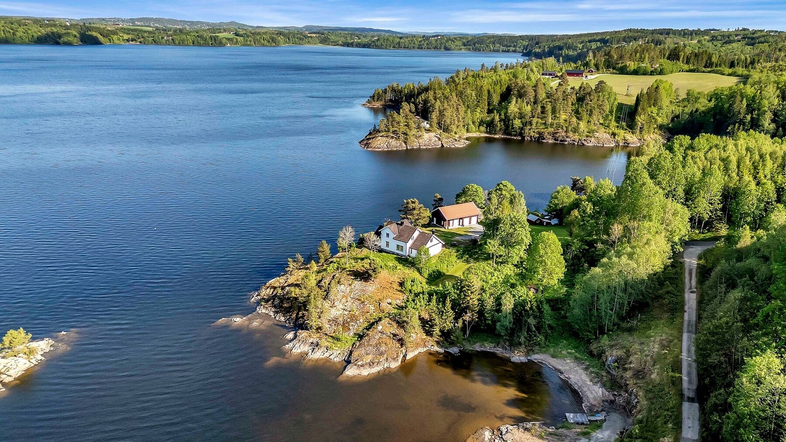 Eiendommen ligger på høydedrag med herlig sjøutsikt Galleribilde