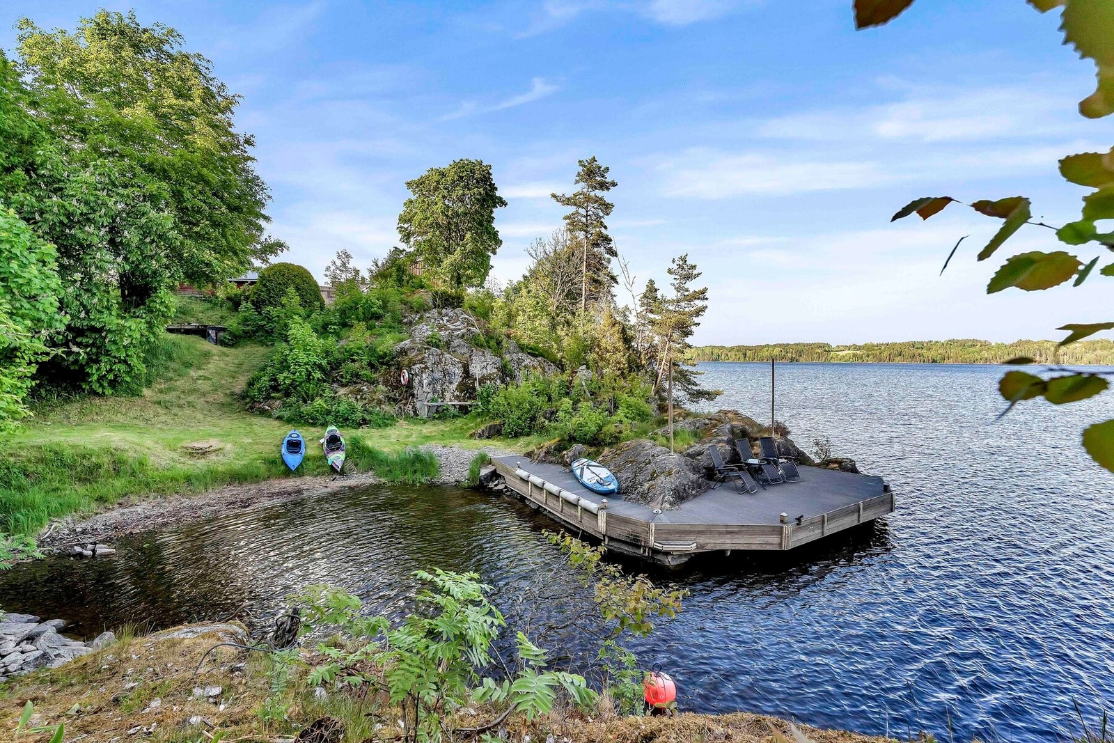 Egen brygge og strand med plass til båter, kajakk mm som hvor man kan nyte Øyeren Galleribilde